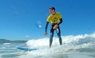  Aprenderás a surfear las olas